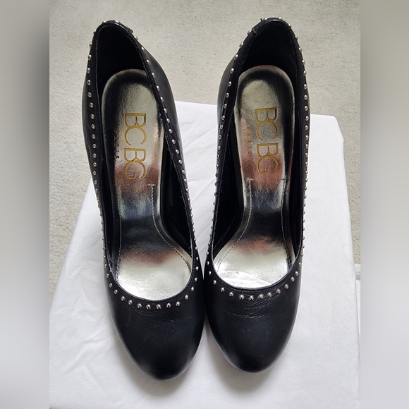 BCGB Paris 6 1/2B Black Leather Heels w/Gold studs - Picture 3 of 6